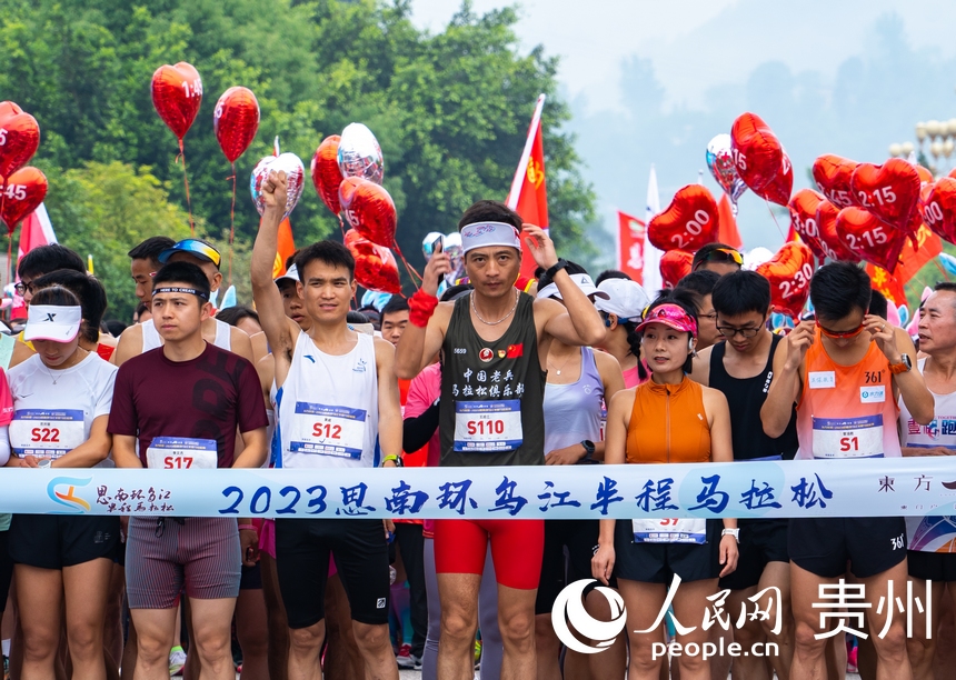 選手們準備開跑。人民網 陽茜攝