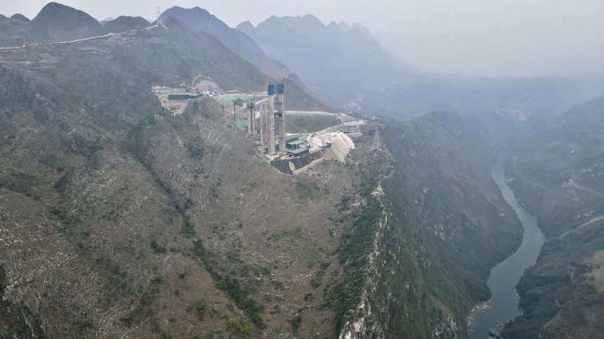 六枝至安龍高速公路控制性工程花江峽谷大橋建設如火如荼。 劉青攝