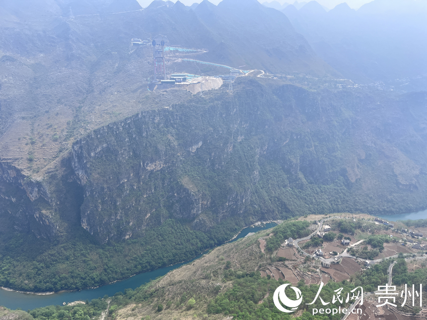 六枝至安龍高速公路控制性工程花江峽谷大橋建設如火如荼。人民網 陳潔泉攝