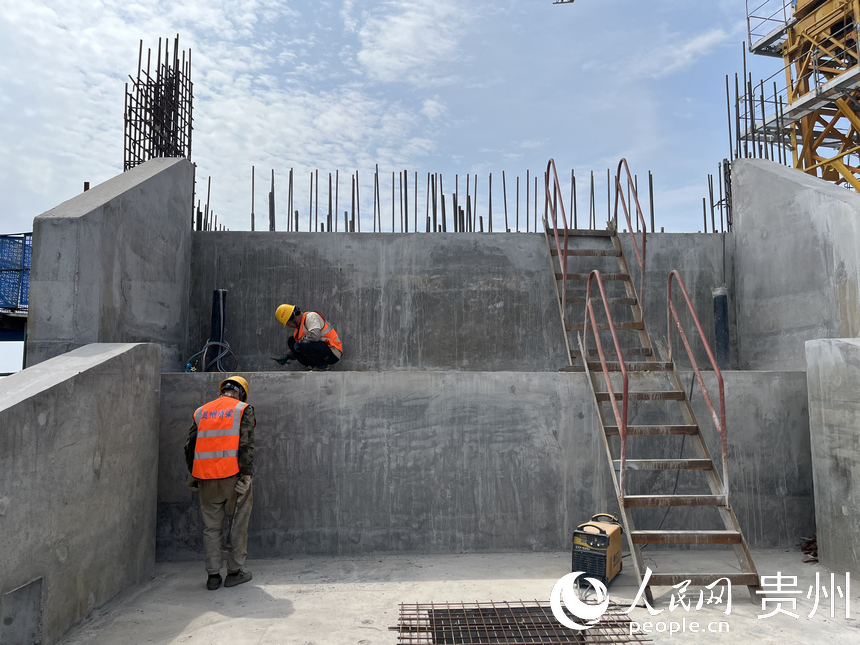 六枝至安龍高速公路控制性工程花江峽谷大橋建設如火如荼。人民網 陳潔泉攝