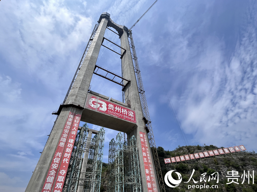 六枝至安龍高速公路控制性工程花江峽谷大橋建設如火如荼。人民網 陳潔泉攝