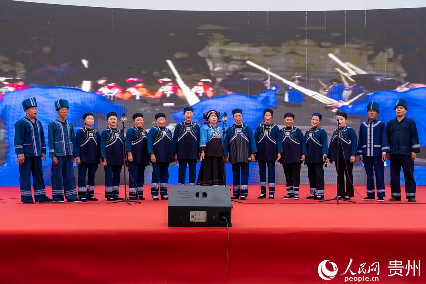 活動現場表演的《布依山歌》。人民網記者 涂敏攝