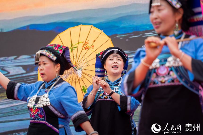 活動現場表演的《敬酒歌》。人民網記者 涂敏攝