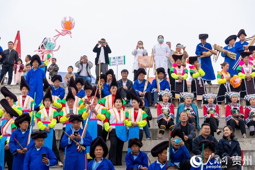 當地群眾在活動現場觀看表演。人民網記者 涂敏攝