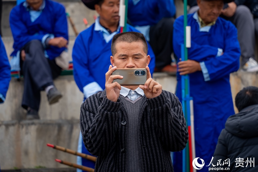 當地群眾在活動現場觀看表演。人民網記者 涂敏攝