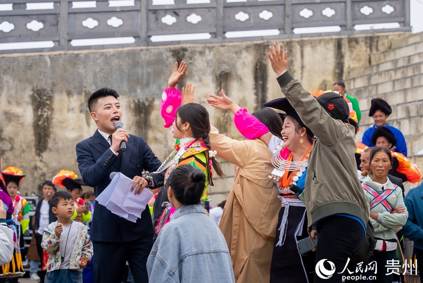 活動現場，群眾積極參與農村“五治”互動問答。人民網記者 涂敏攝