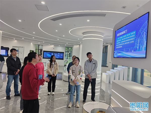 參觀人員在聽取貴陽貴安超互聯新算力運營中心情況介紹。