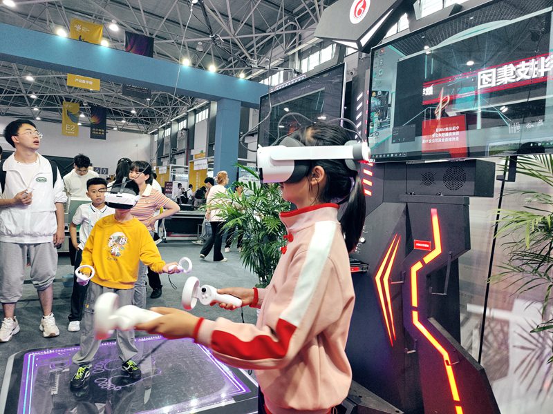 觀眾體驗VR雙人對戰平臺。