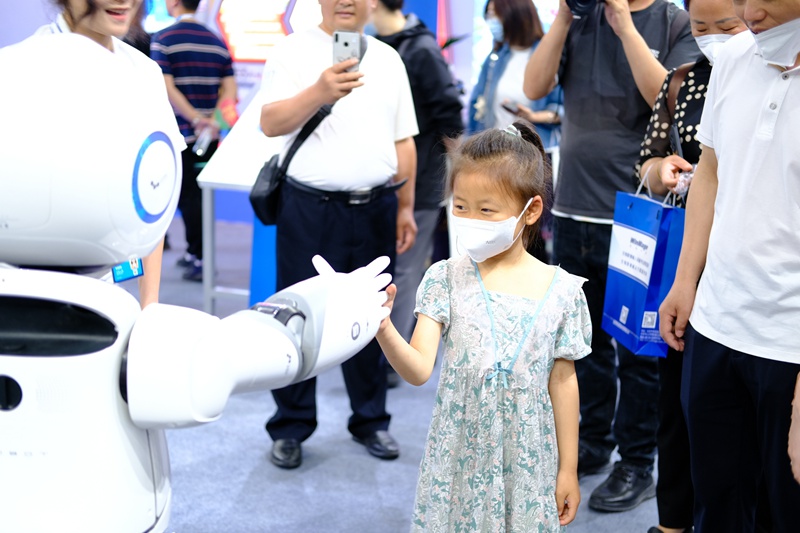 觀眾與機器人互動。