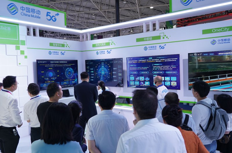 3 圖為觀眾在中國移動“數智共贏 算連未來”展館參觀體驗。_副本