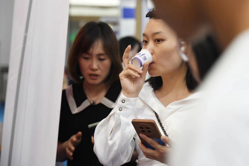 市民品嘗好一多系列乳品。