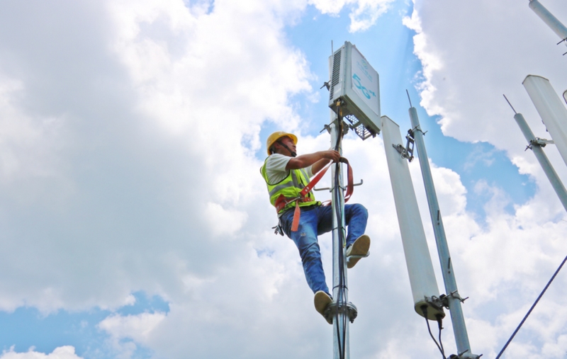 移動公司在化屋村的高山險峰上架5G基站。