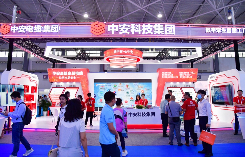 E2產業數字館中安科技集團展位吸引眾多市民駐足觀看。