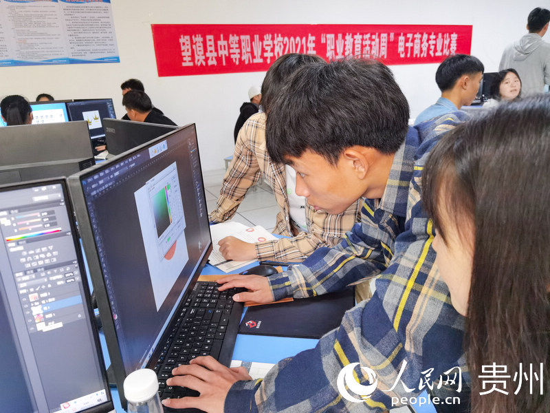 計算機應用實操教室內，同學們討論圖標制作。人民網 王秀芳攝