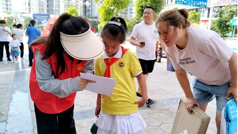 在街上給小朋友宣傳垃圾分類。伍維玉攝