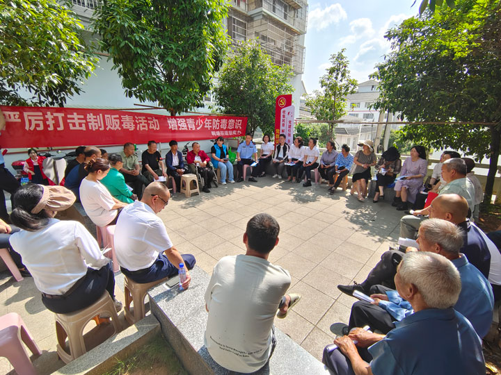 壩壩會宣傳法治教育。