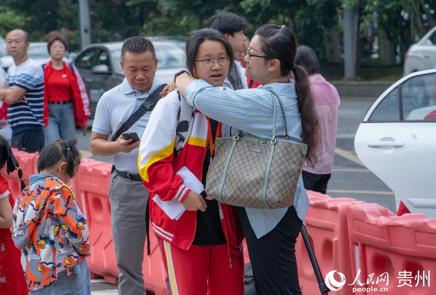 家長送考時擁抱考生。人民網 陽茜攝