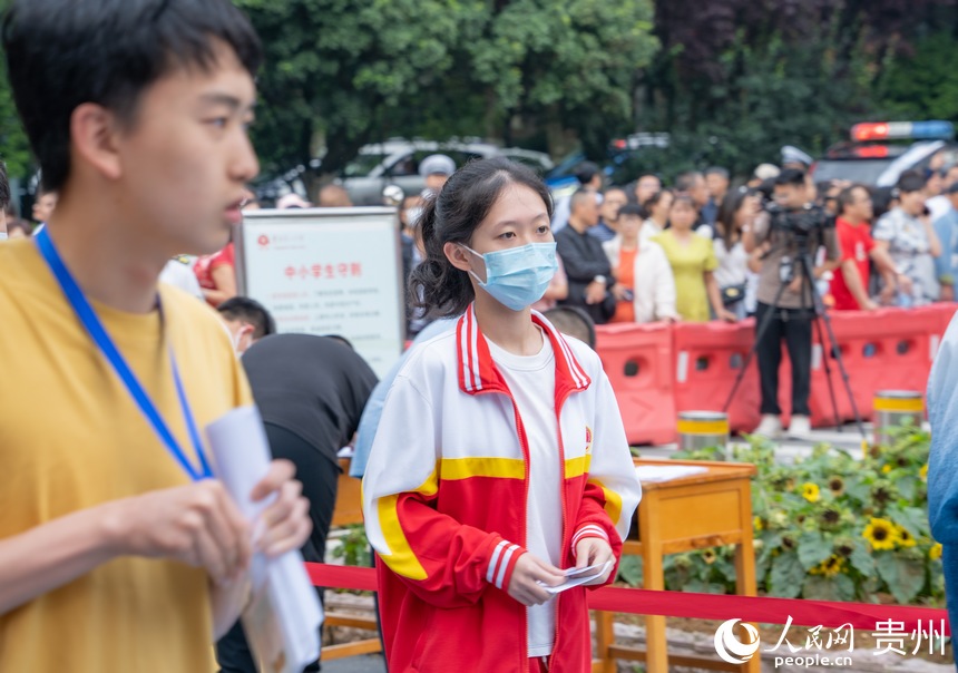 考生們陸續到達考點準備高考。人民網 陽茜攝