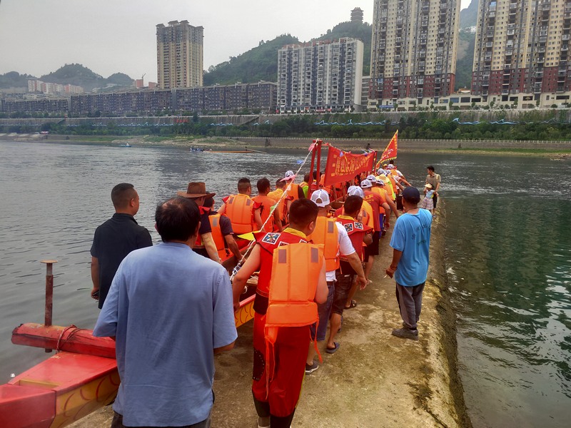 送龍舟下河。楊友攝