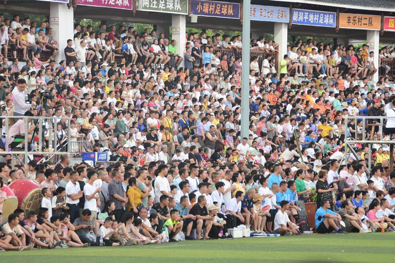榕江“村超”觀眾席。張雷攝