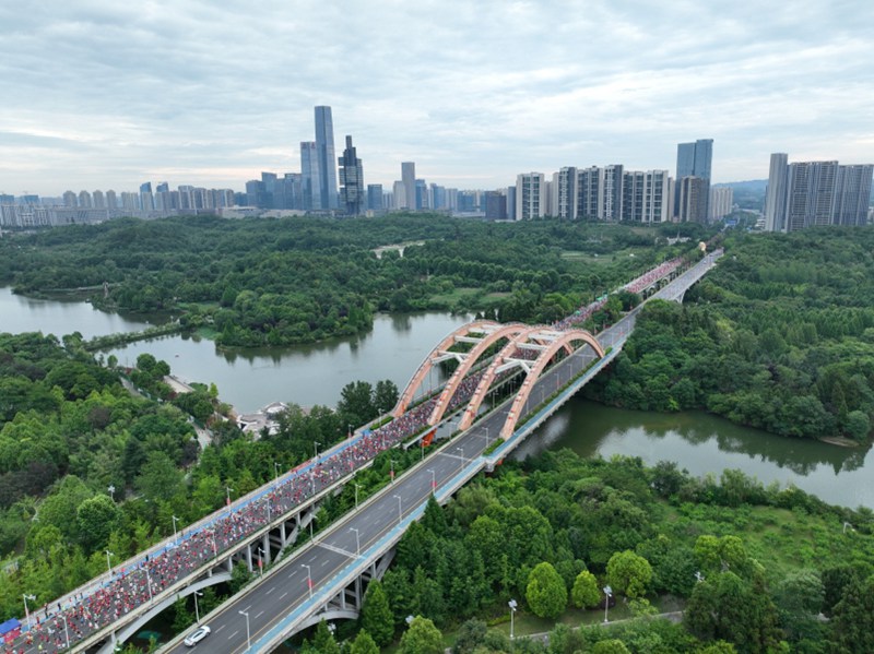 氣候宜人、生態良好的觀山湖區迎來八方賓客（觀山湖區融媒體中心 楊靖）