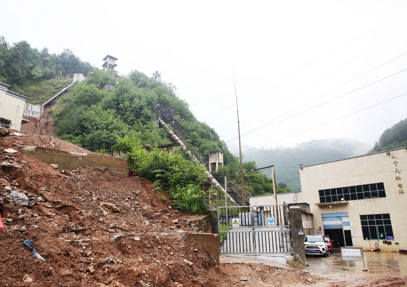 洛澤河提水工程入水管道（左）和電站入水管道（右）。
