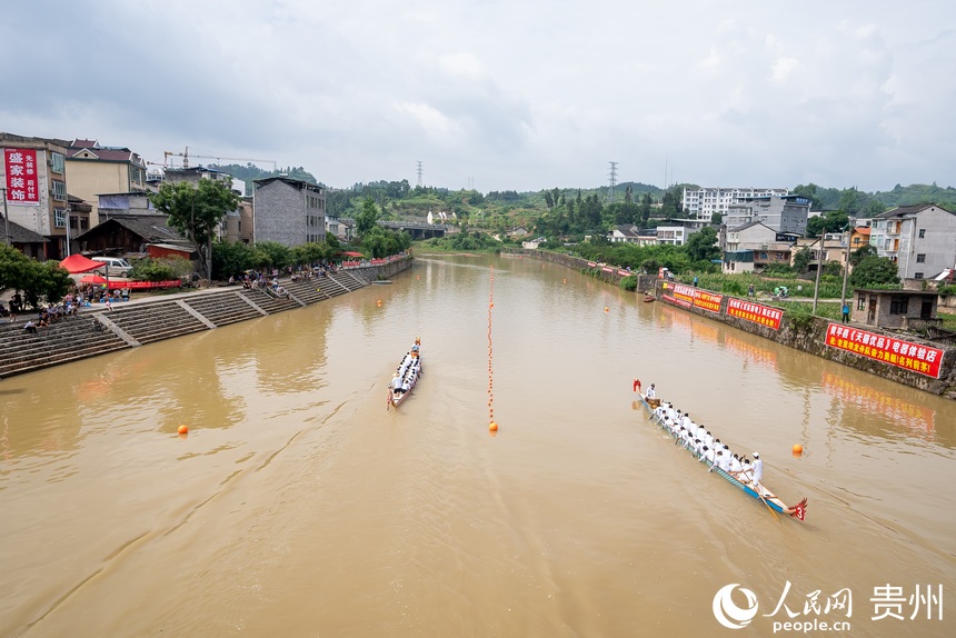 貴州省黔東南州黃平縣400米龍舟競速爭霸賽現場。人民網記者 涂敏攝