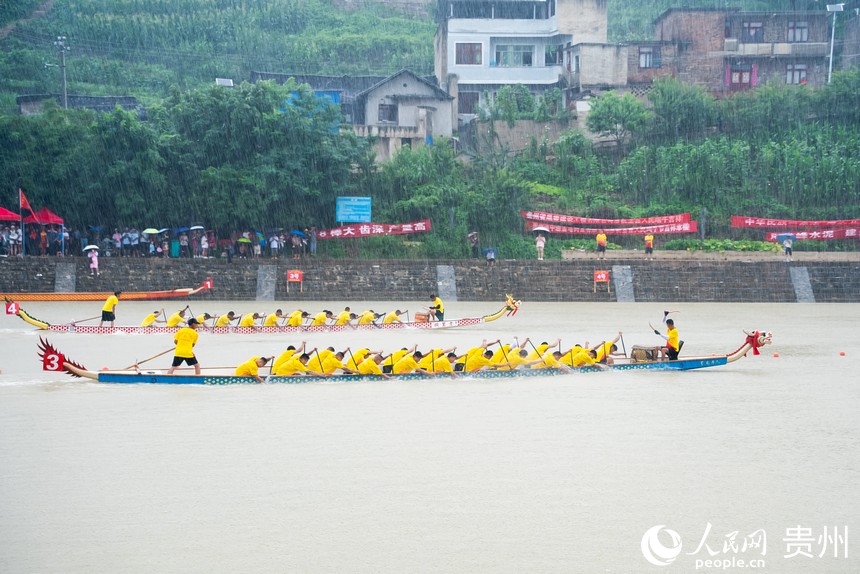 突降的陣雨也擋不住龍舟隊隊員們比賽的熱情。人民網記者 涂敏攝