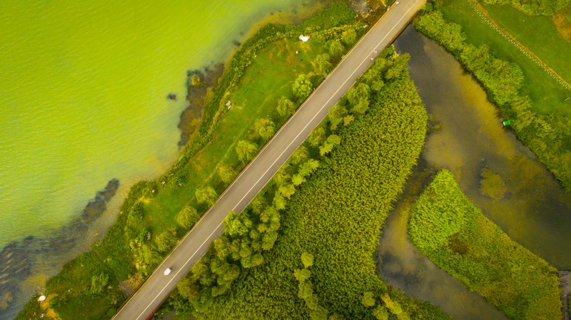 貴安月亮湖公園一角。石照昌 攝