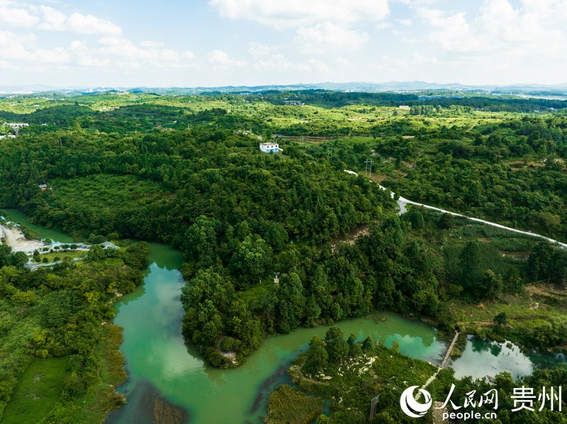 航拍青山綠水環繞的貴安新區車田村一角。人民網 陽茜 攝