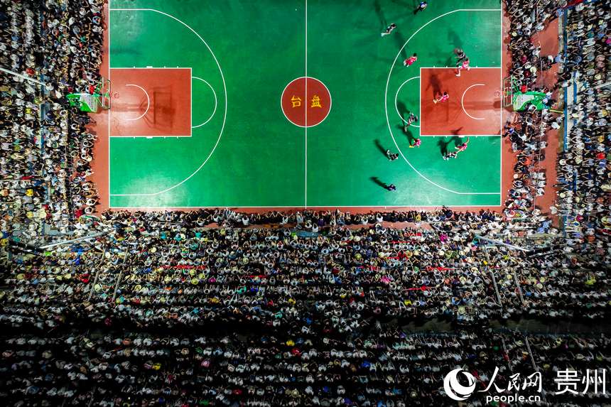 航拍貴州臺江縣臺盤“村BA”現場。人民網記者 涂敏攝