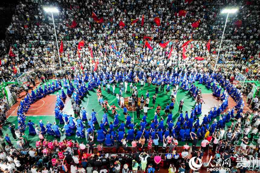 航拍貴州臺江縣臺盤“村BA”現場。人民網記者 涂敏攝