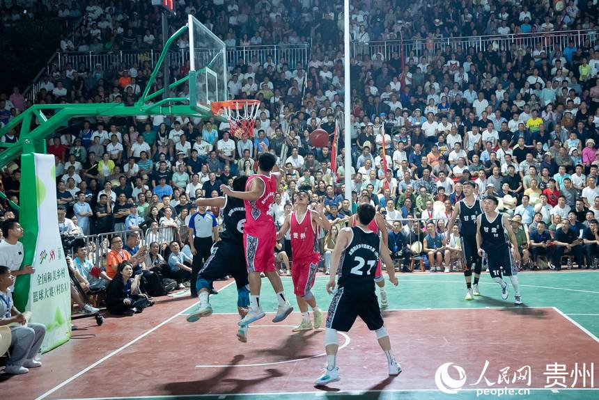 比賽現場，運動員們在球場上激烈對抗。人民網記者 涂敏攝