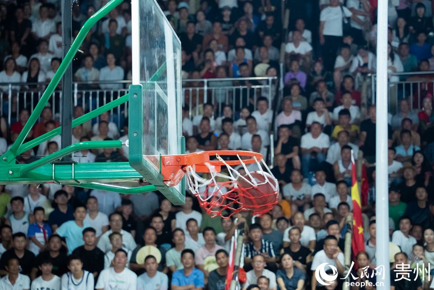 籃球入網。人民網記者 涂敏攝