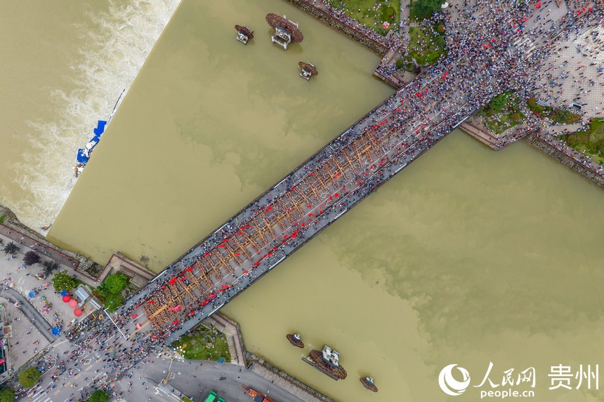 航拍施秉縣獨木龍舟巡游。人民網記者 涂敏攝