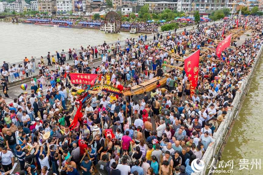 航拍施秉縣獨木龍舟巡游。人民網記者 涂敏攝