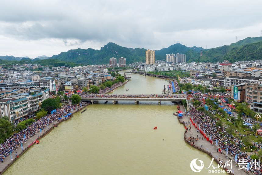 航拍施秉縣獨木龍舟巡游。人民網記者 涂敏攝