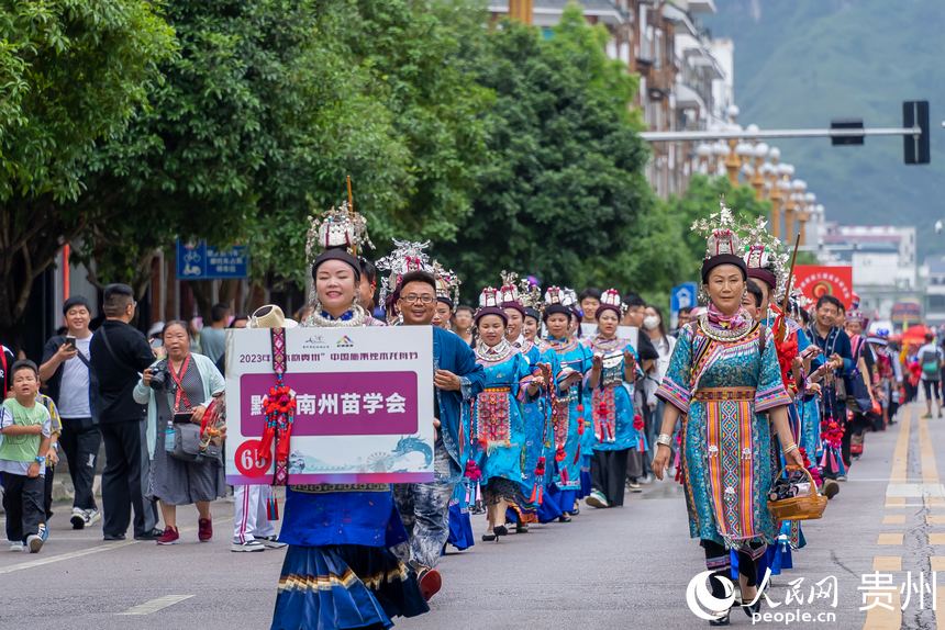 身著民族盛裝巡游的少數民族同胞。人民網記者 涂敏攝