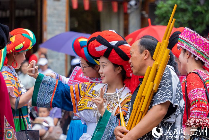 身著民族盛裝巡游的少數民族同胞。人民網記者 涂敏攝