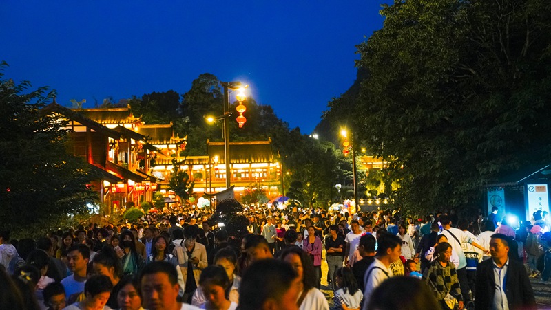 織金平遠古鎮夜晚游人如織。