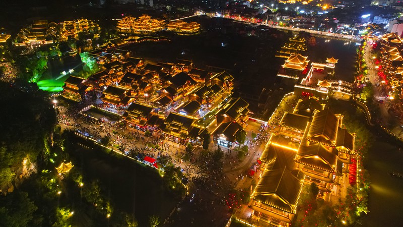 織金平遠古鎮游人如織。