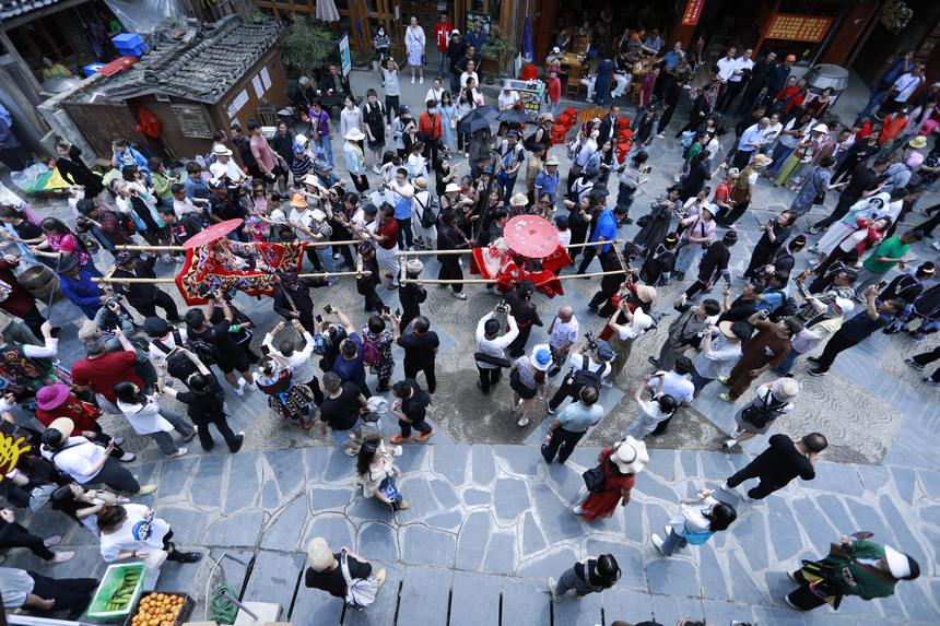 谷雨節期間肇興侗寨“抬官人”巡街活動。