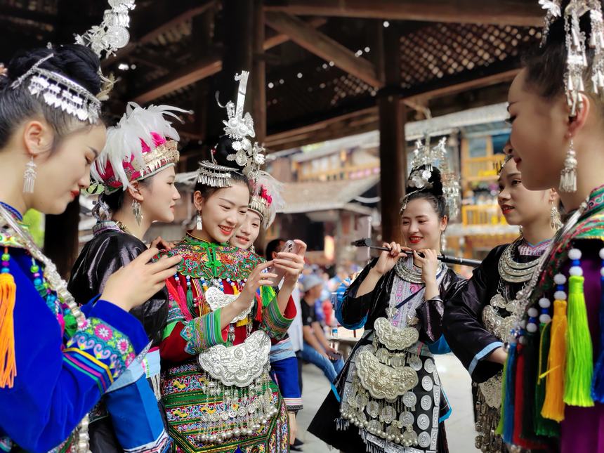 節日里衣著盛裝的姑娘。