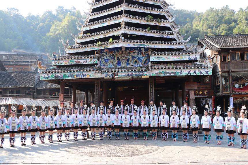 肇興村民在鼓樓前唱侗族大歌。