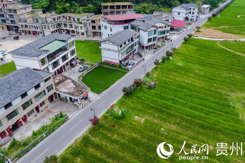 6月28日拍攝的農家樂與客棧。人民網記者 涂敏攝