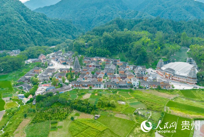 航拍寨沙侗寨。人民網 陽茜攝