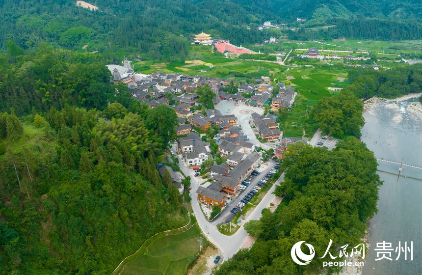 依山傍水的寨沙侗寨。人民網 陽茜攝