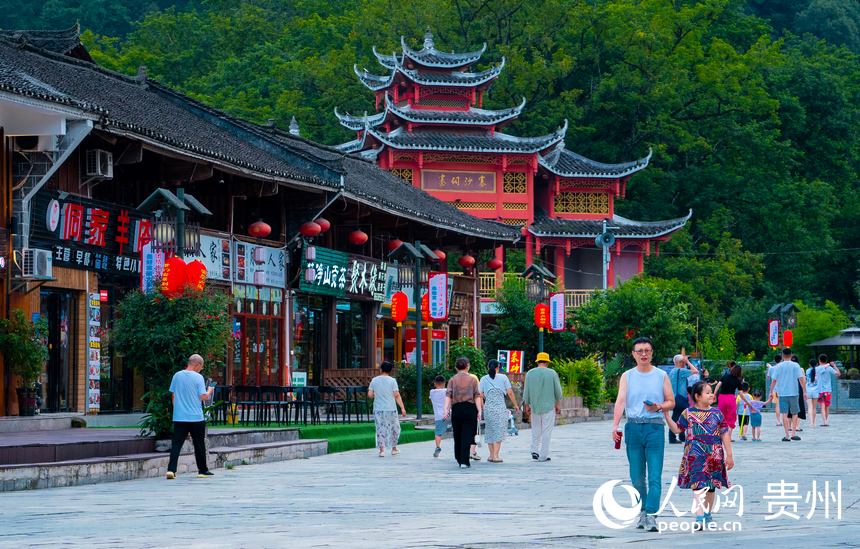 寨沙侗寨迎來了一年當中的旅游旺季。人民網 陽茜攝