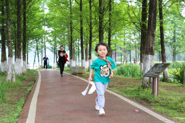 市民在閱山湖公園游玩 （觀山湖區融媒體中心