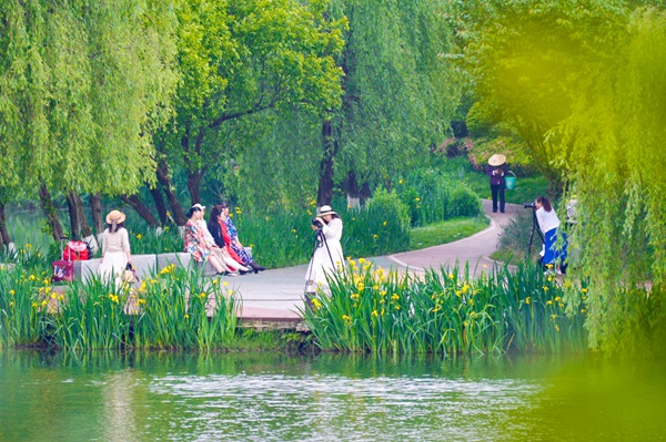 市民在閱山湖公園游玩 （觀山湖區融媒體中心供圖